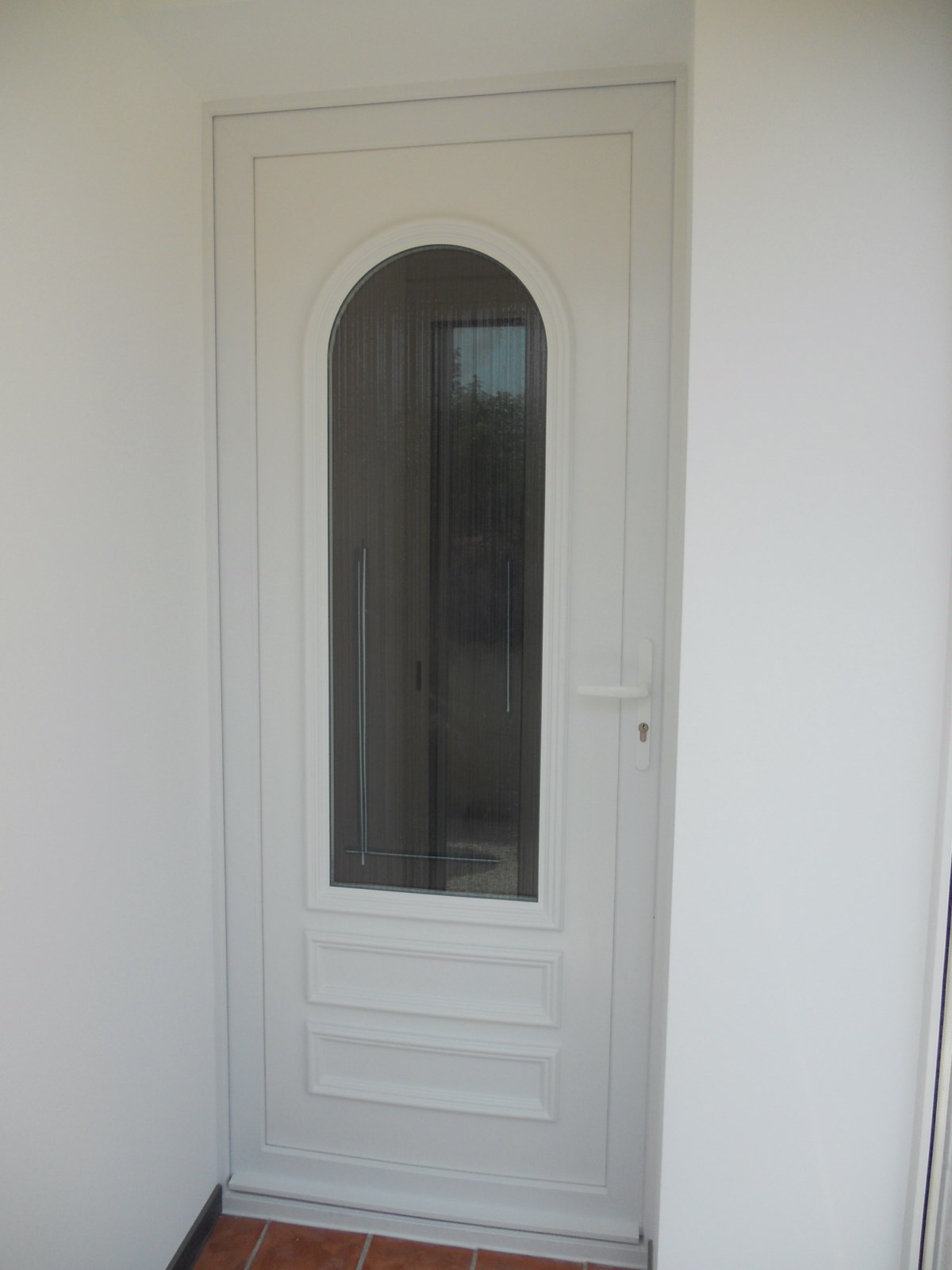 Pose d'une porte d'entrée PVC en rénovation sur mesure à hyères 83400 dans le VAR