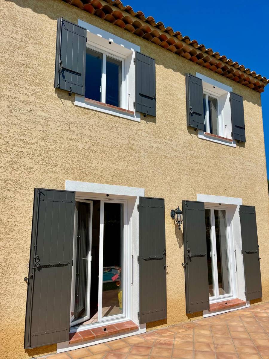 Fabrication et pose de volets battants en aluminium gris anthracite (RAL 7016) dans le Var