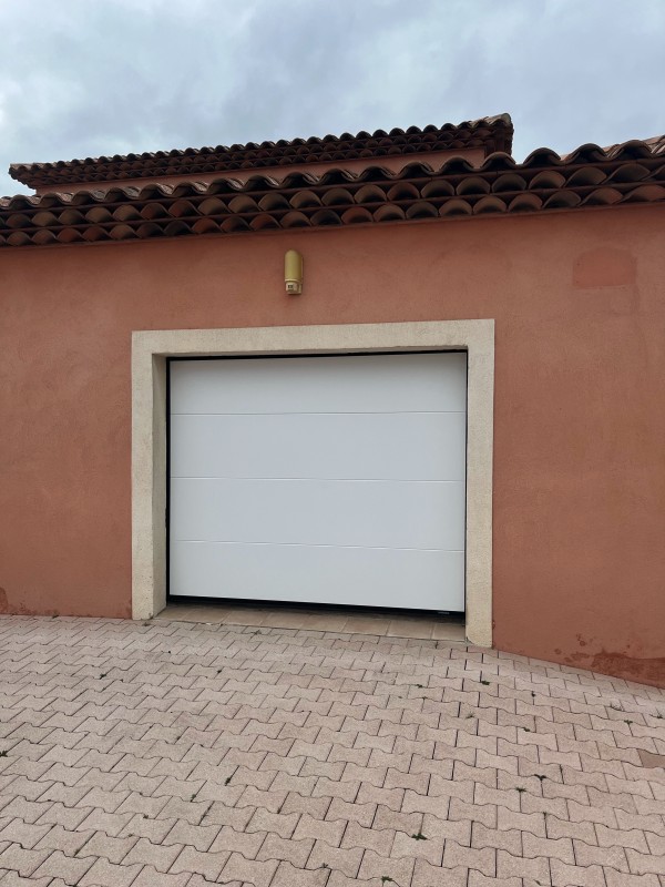 Porte de garage sectionnelle en rénovation à Pignans 