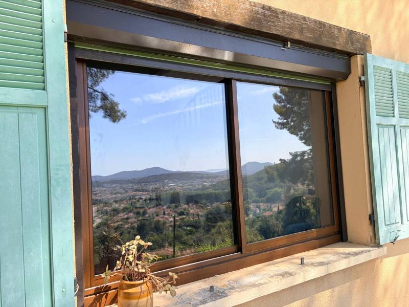 Pose de fenêtres et portes-fenêtres en PVC imitation bois dans le Var