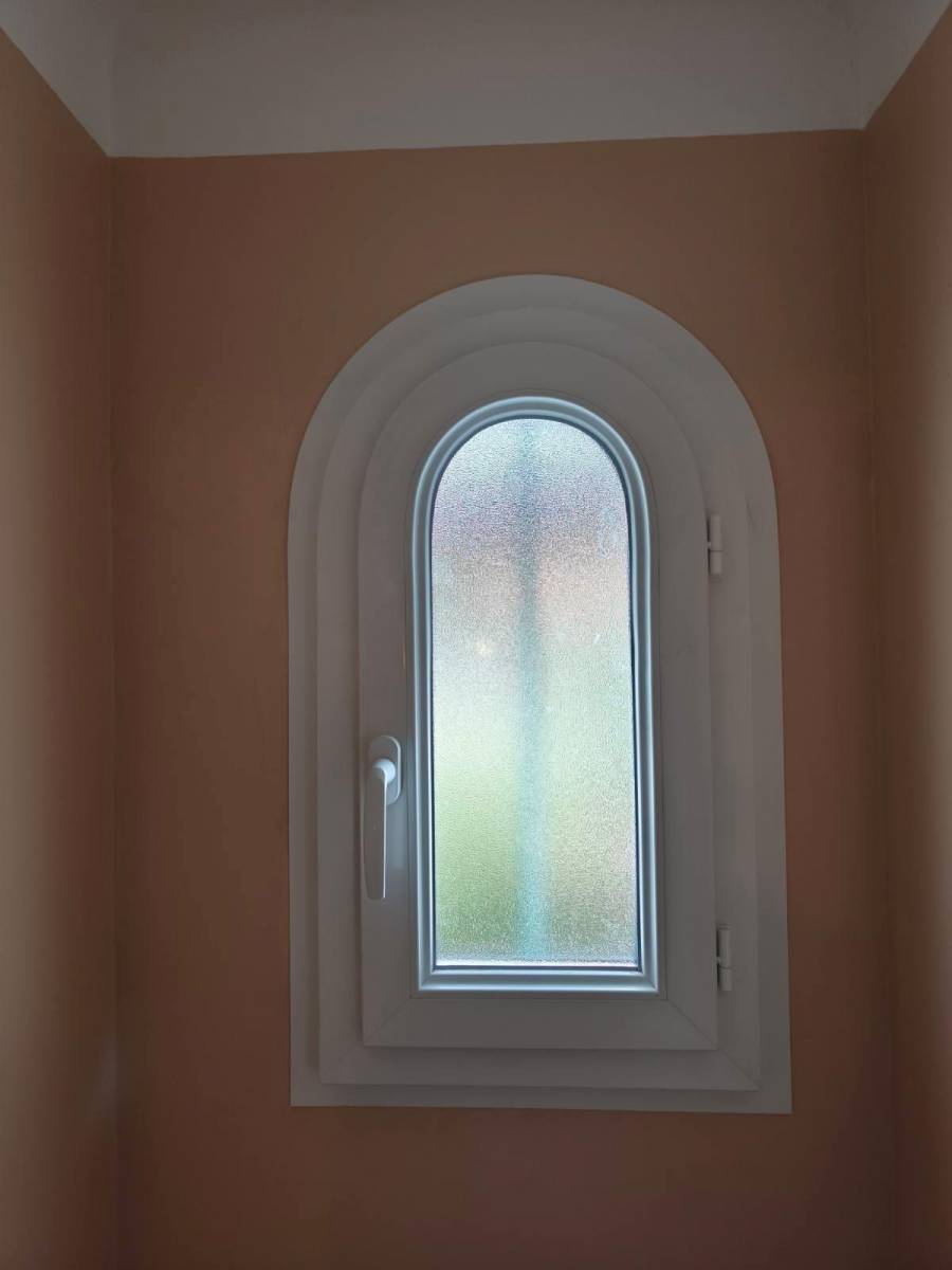 Installation de fenêtres et portes-fenêtres de couleur blanche dans le Var