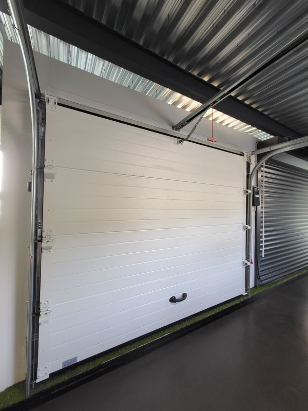 Porte de garage sectionnelle sur la région Toulon et alentours pose neuf ou rénovation 