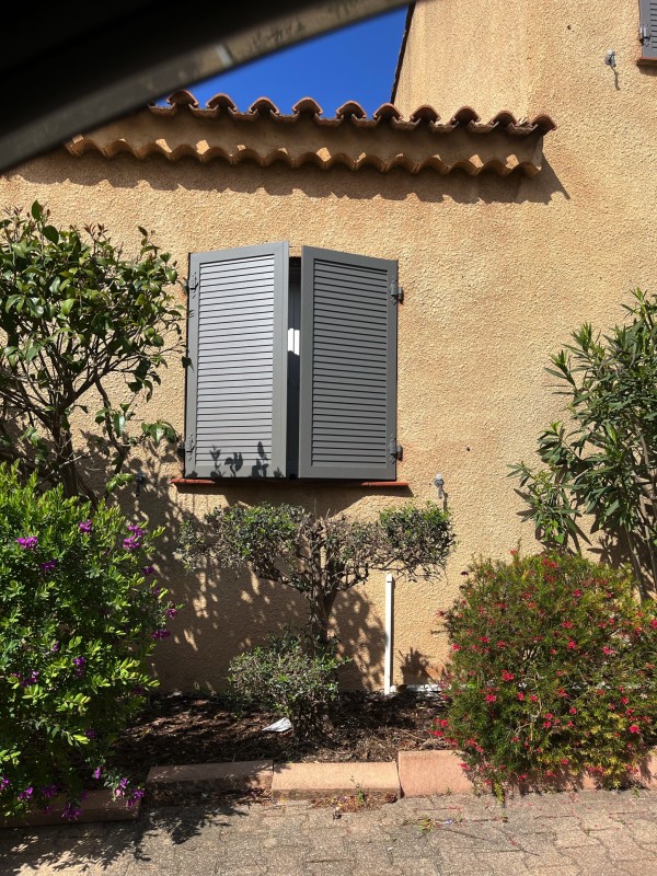 Pose de volets battants persiennés à La Farlede dans le var