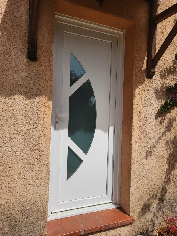 Pose d’une porte d’entrée pvc dans le var
