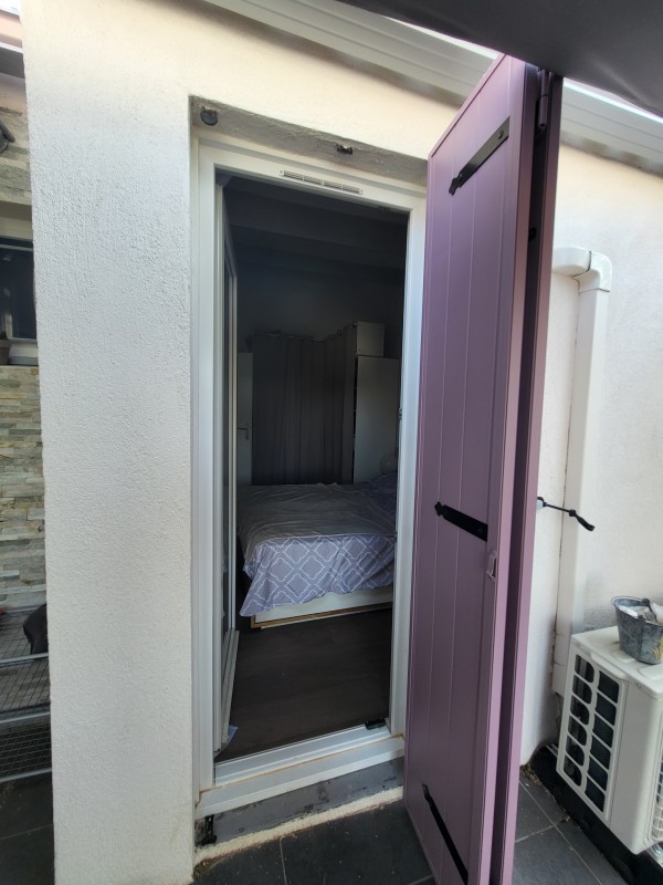 Mise en place de volets battants aluminium à la londe.