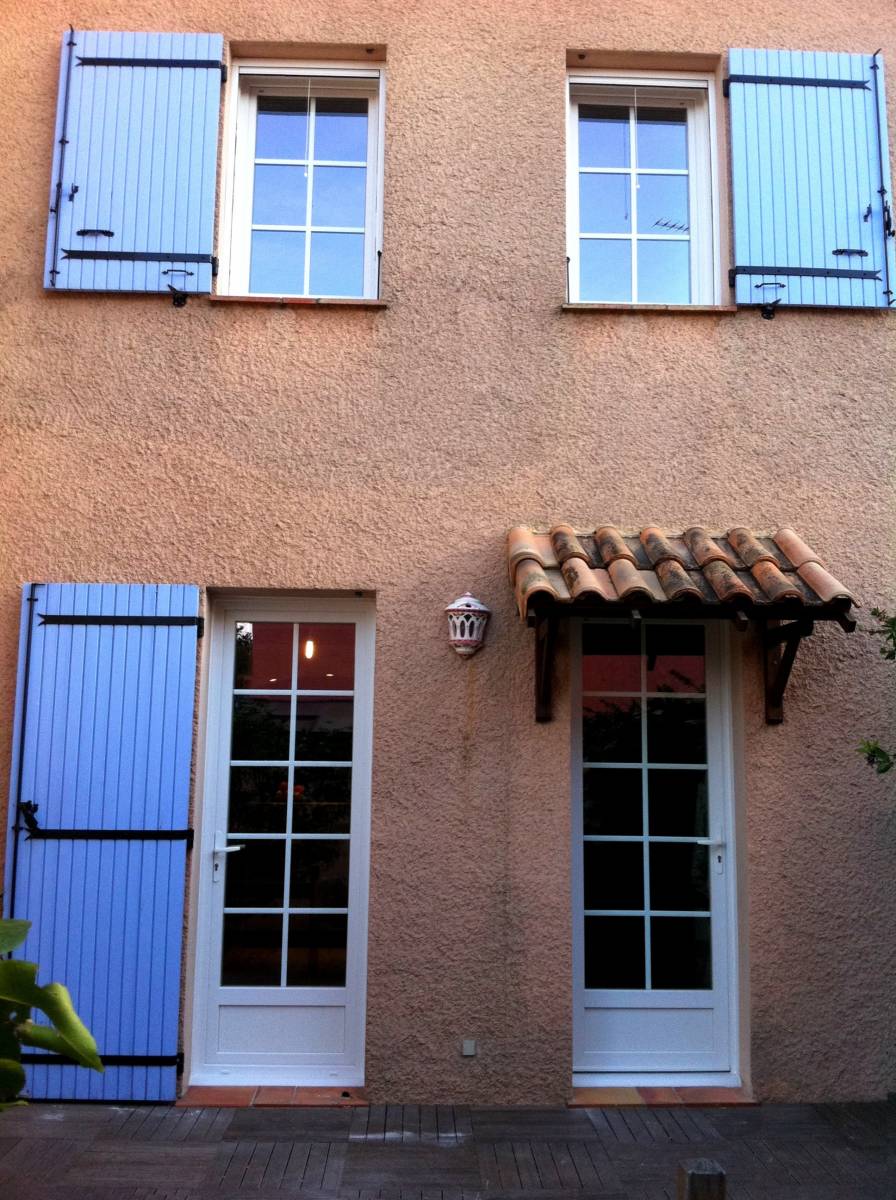 Fabrication et pose de volets battants de couleur bleu dans le Var