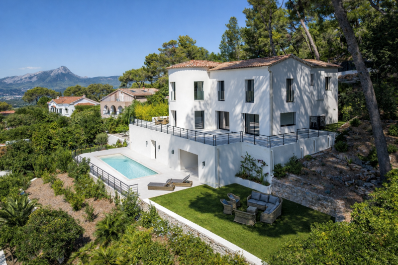 Fabrication et pose de menuiseries en aluminium haut de gamme pour une villa d'exception sur les hauteurs de Carqueiranne