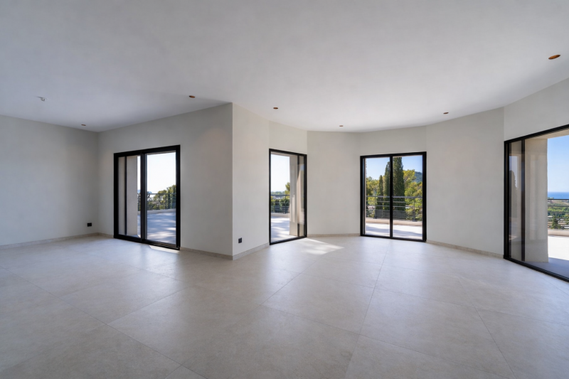 Fabrication et pose de menuiseries en aluminium haut de gamme pour une villa d'exception sur les hauteurs de Carqueiranne