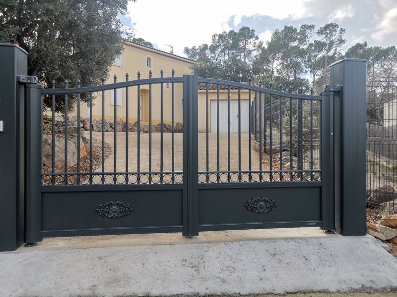 installation d'un portail en aluminium gris anthracite à Cuers