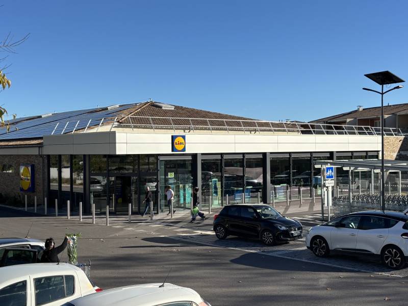 Pose d'un mur rideau au Lidl de Cuers