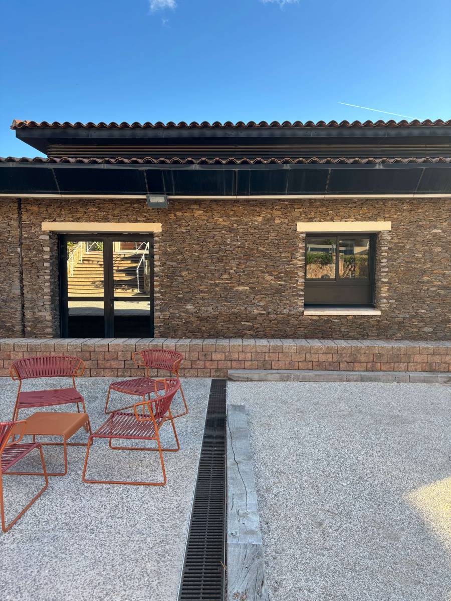 Installation de portes et portes-fenêtres en aluminium au Domaine des Gueules Cassées