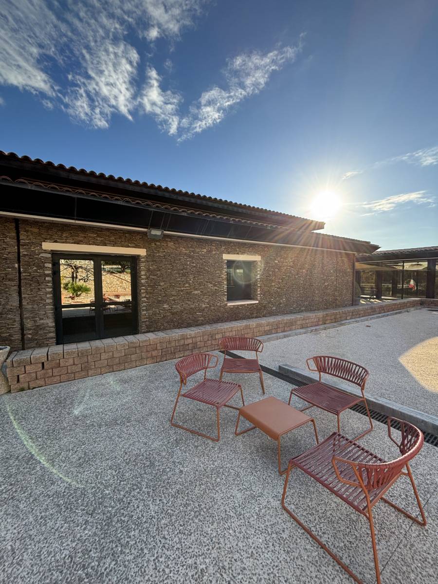 Installation de portes et portes-fenêtres en aluminium au Domaine des Gueules Cassées