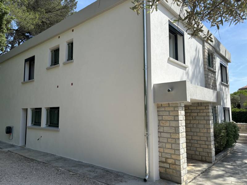Rénovation complète des menuiseries d'une maison individuelle : fenêtres, portes-fenêtres et volets roulants
