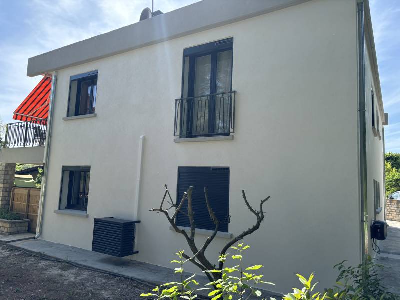 Rénovation complète des menuiseries d'une maison individuelle : fenêtres, portes-fenêtres et volets roulants