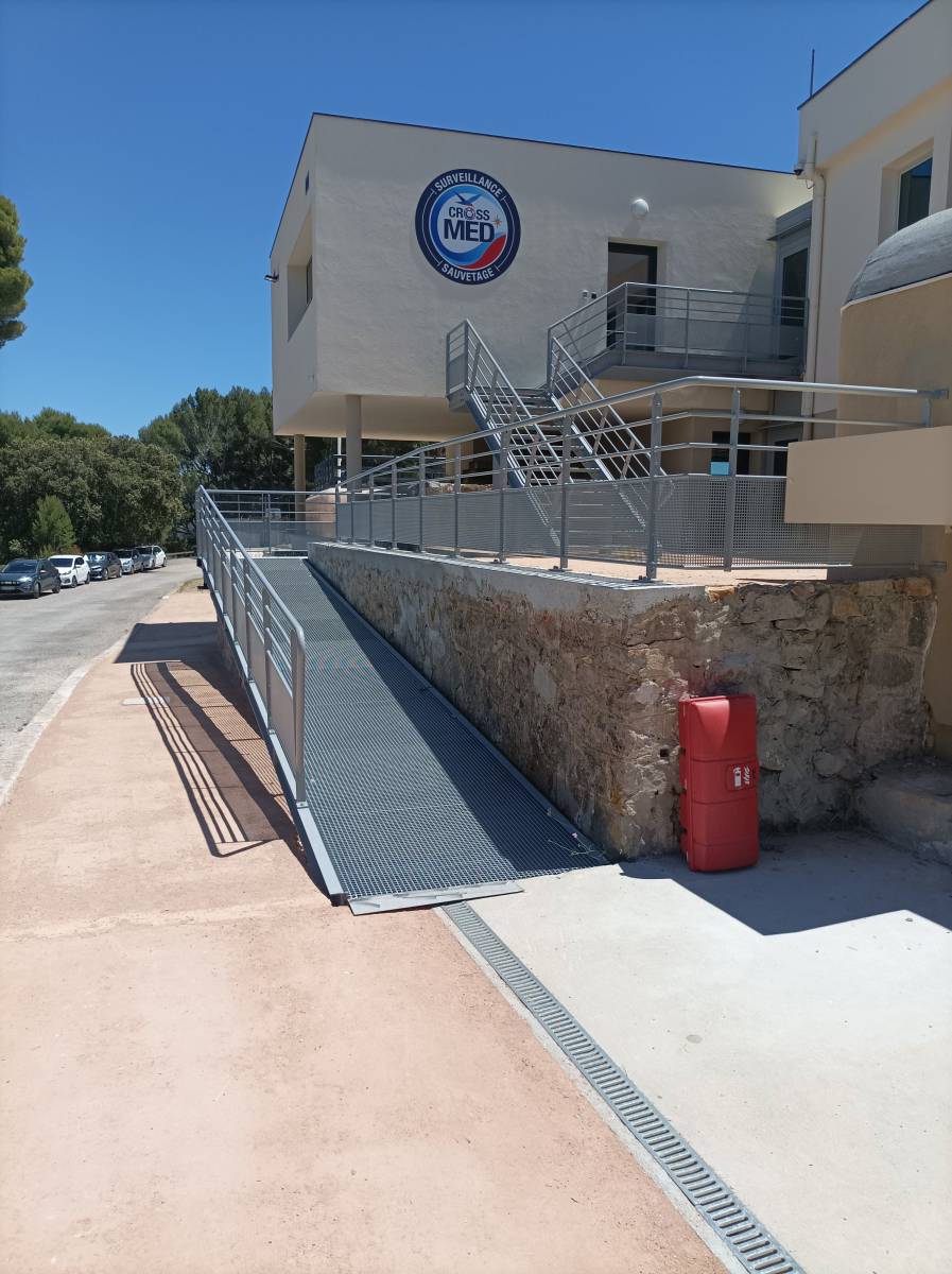 Conception et pose d'une rampe d'accès avec garde-corps en acier gris à La Garde- Chantier Cross Med