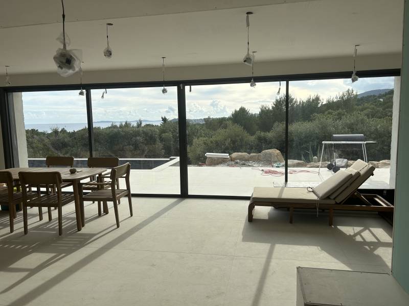 Installation de baies coulissantes et châssis fixes pour une villa contemporaine dans le Var