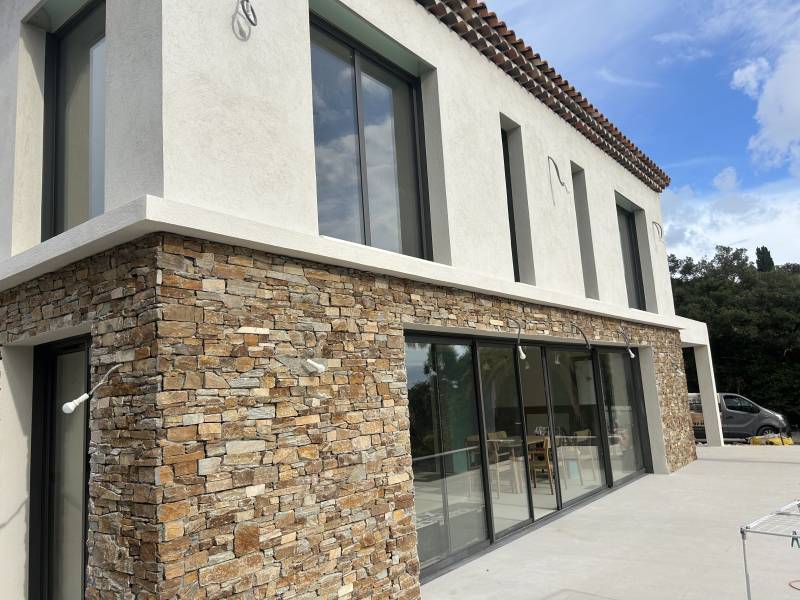 Installation de baies coulissantes et châssis fixes pour une villa contemporaine dans le Var