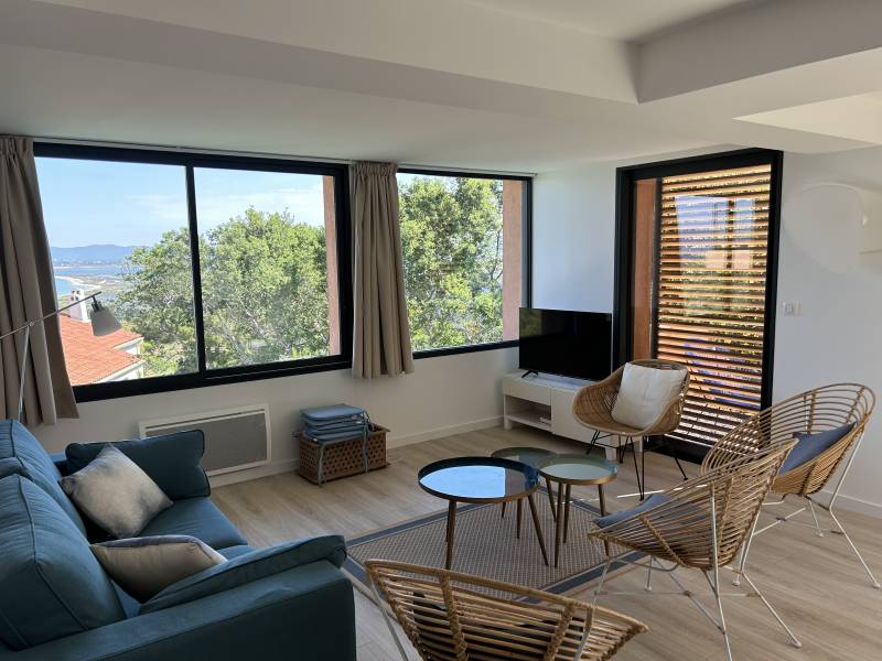 Installation de baies coulissantes panoramiques et brise-soleil dans une villa d’architecte à Hyères