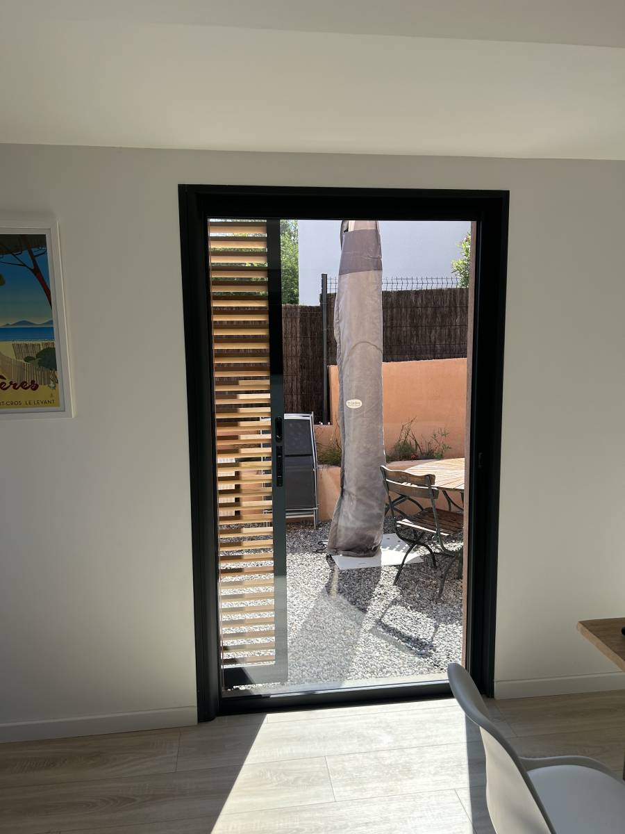 Installation de baies coulissantes panoramiques et brise-soleil dans une villa d’architecte à Hyères