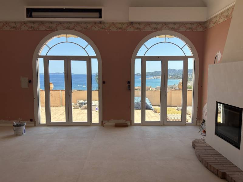 Rénovation d’exception : menuiseries cintrées sur mesure pour une villa avec vue mer
