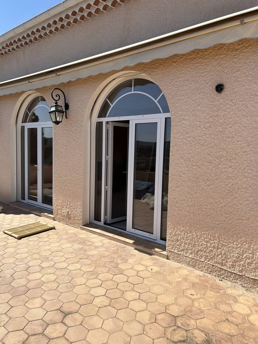 Rénovation d’exception : menuiseries cintrées sur mesure pour une villa avec vue mer