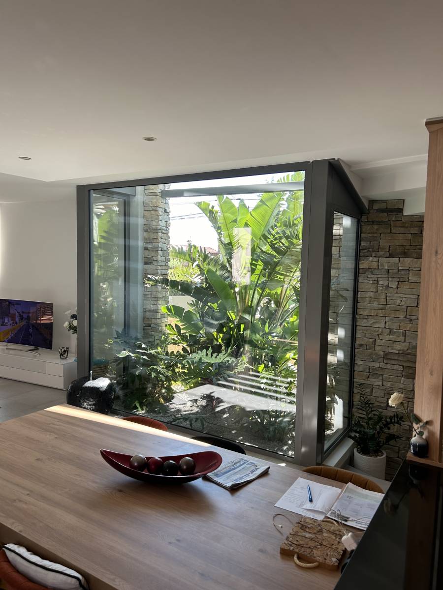 Splendide villa d’architecte contemporaine : l’harmonie parfaite du verre, de l’aluminium et de la pierre