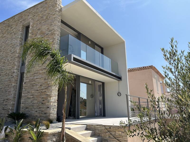 Splendide villa d’architecte contemporaine : l’harmonie parfaite du verre, de l’aluminium et de la pierre