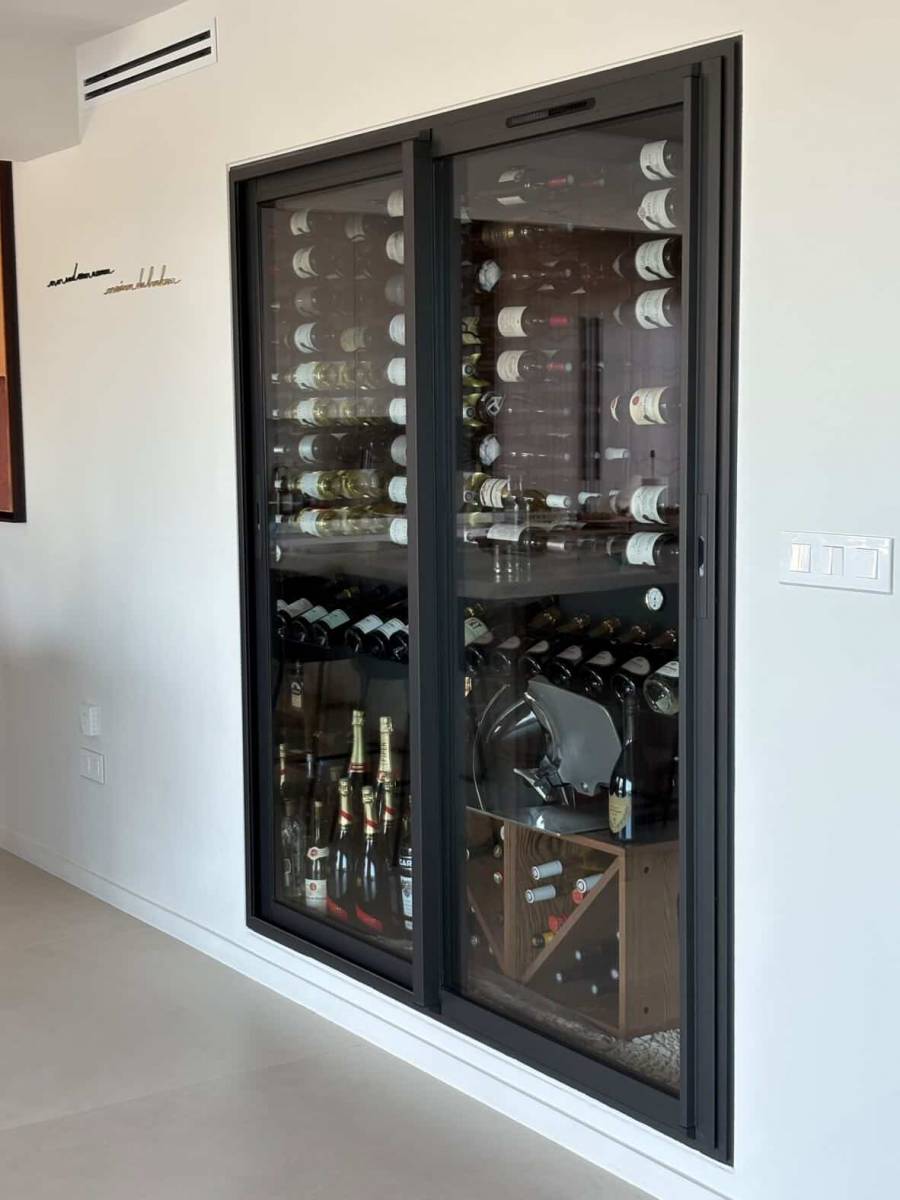 Conception haut de gamme en aluminium : porte d'entrée pivotante monumentale et coulissant sur mesure pour cave à vin