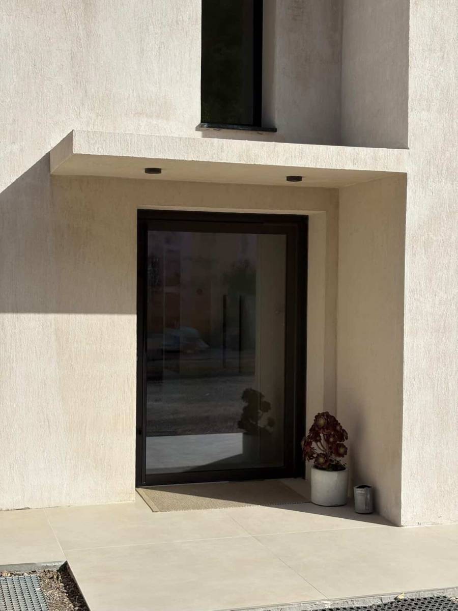 Conception haut de gamme en aluminium : porte d'entrée pivotante monumentale et coulissant sur mesure pour cave à vin