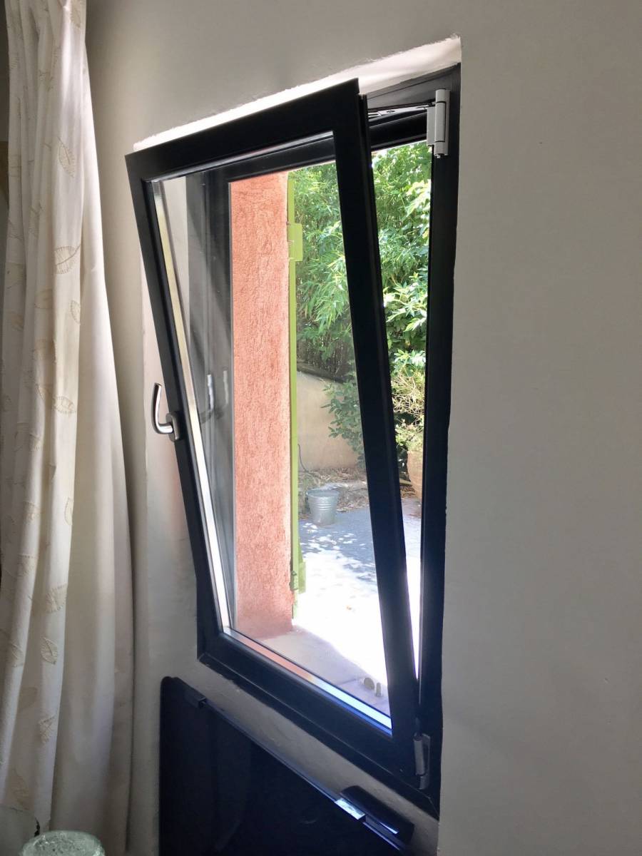 Fenêtre pvc oscillo battant gris anthracite