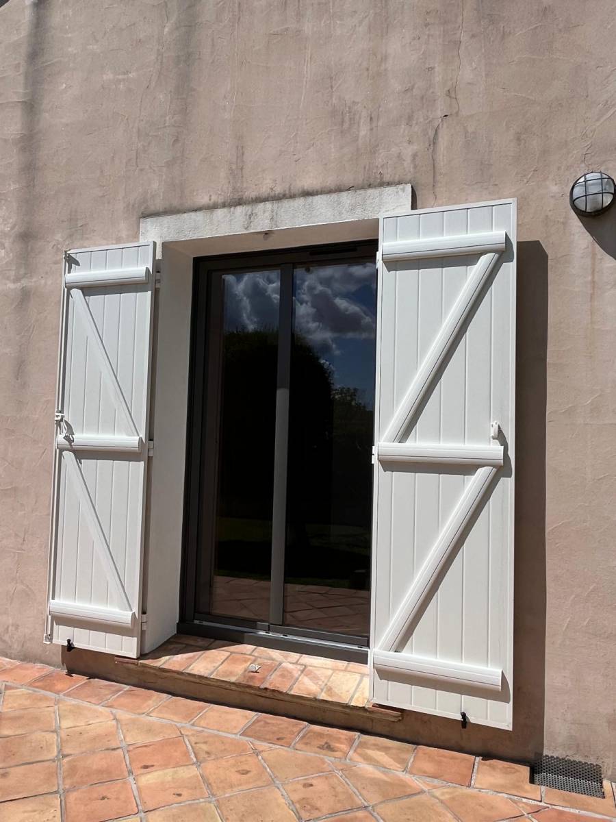 Fabrication et pose de volets battants en aluminium blanc dans le Var