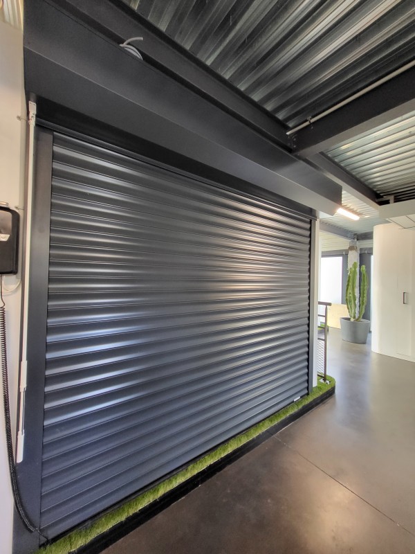 Porte de garage à notre showroom à Sollies Pont