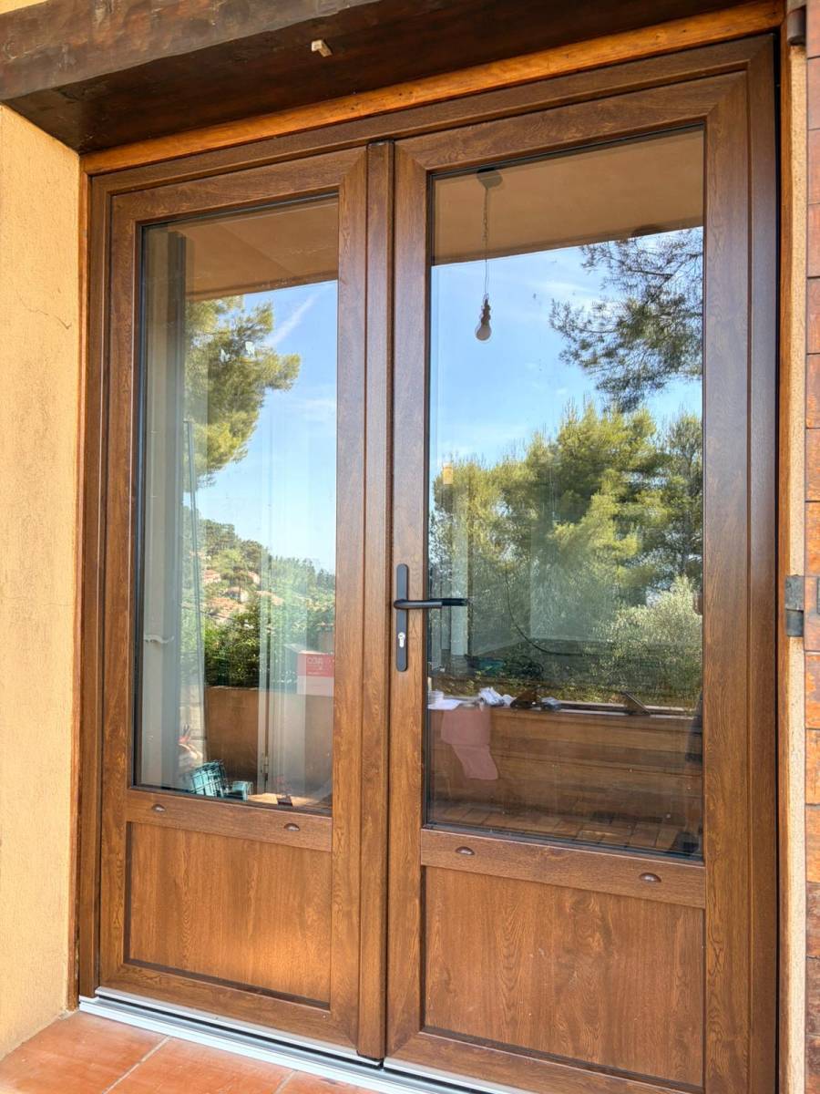 Pose de fenêtres et portes-fenêtres en PVC imitation bois dans le Var