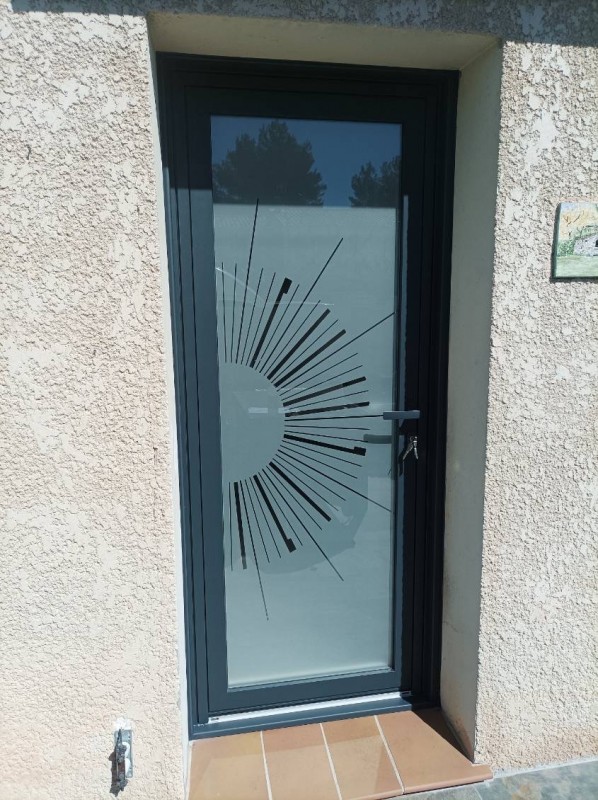 Porte d’entrée aluminium grand vitrage installée à Sollies Pont dans le var