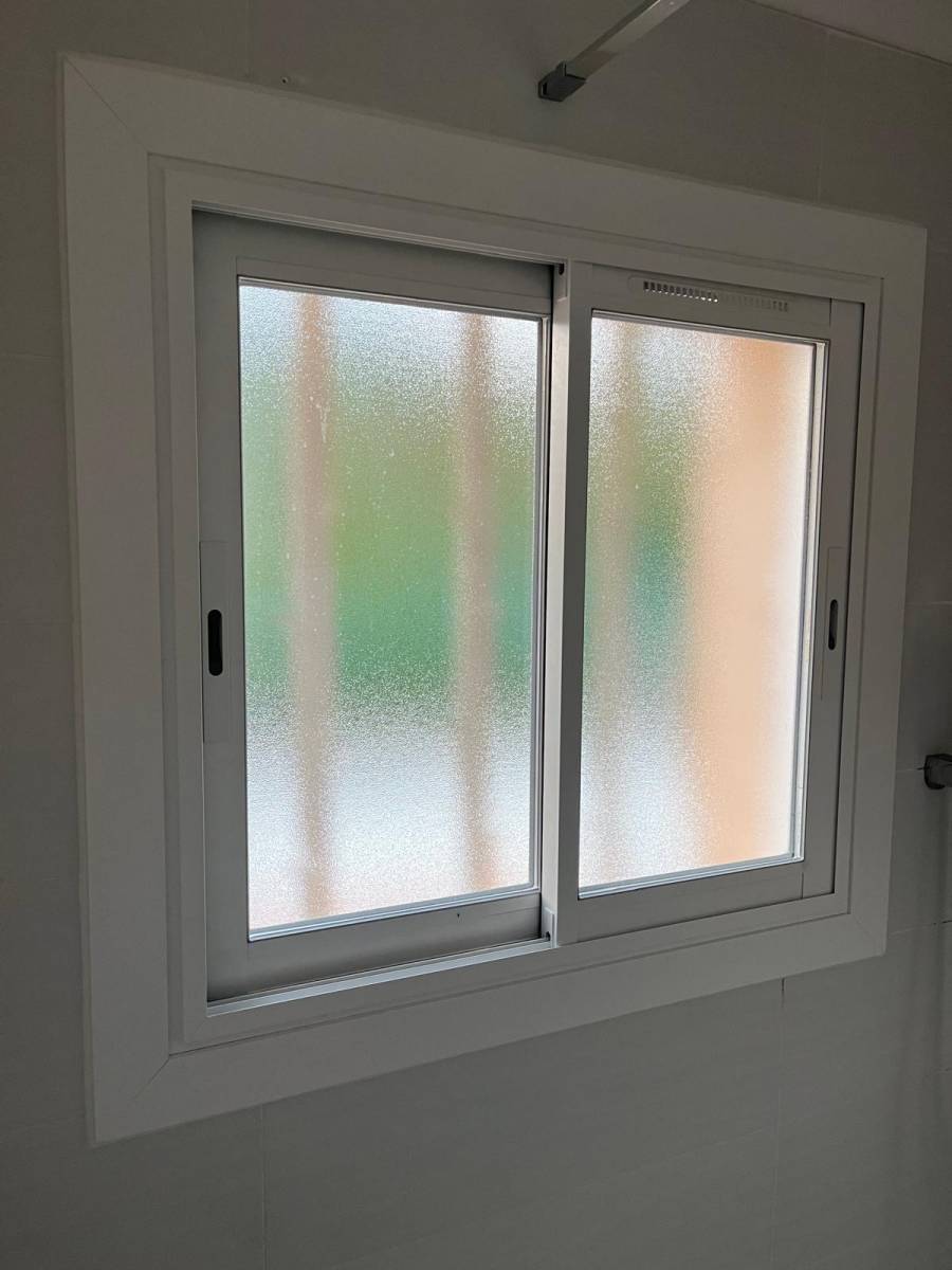 Installation de fenêtres et portes-fenêtres de couleur blanche dans le Var