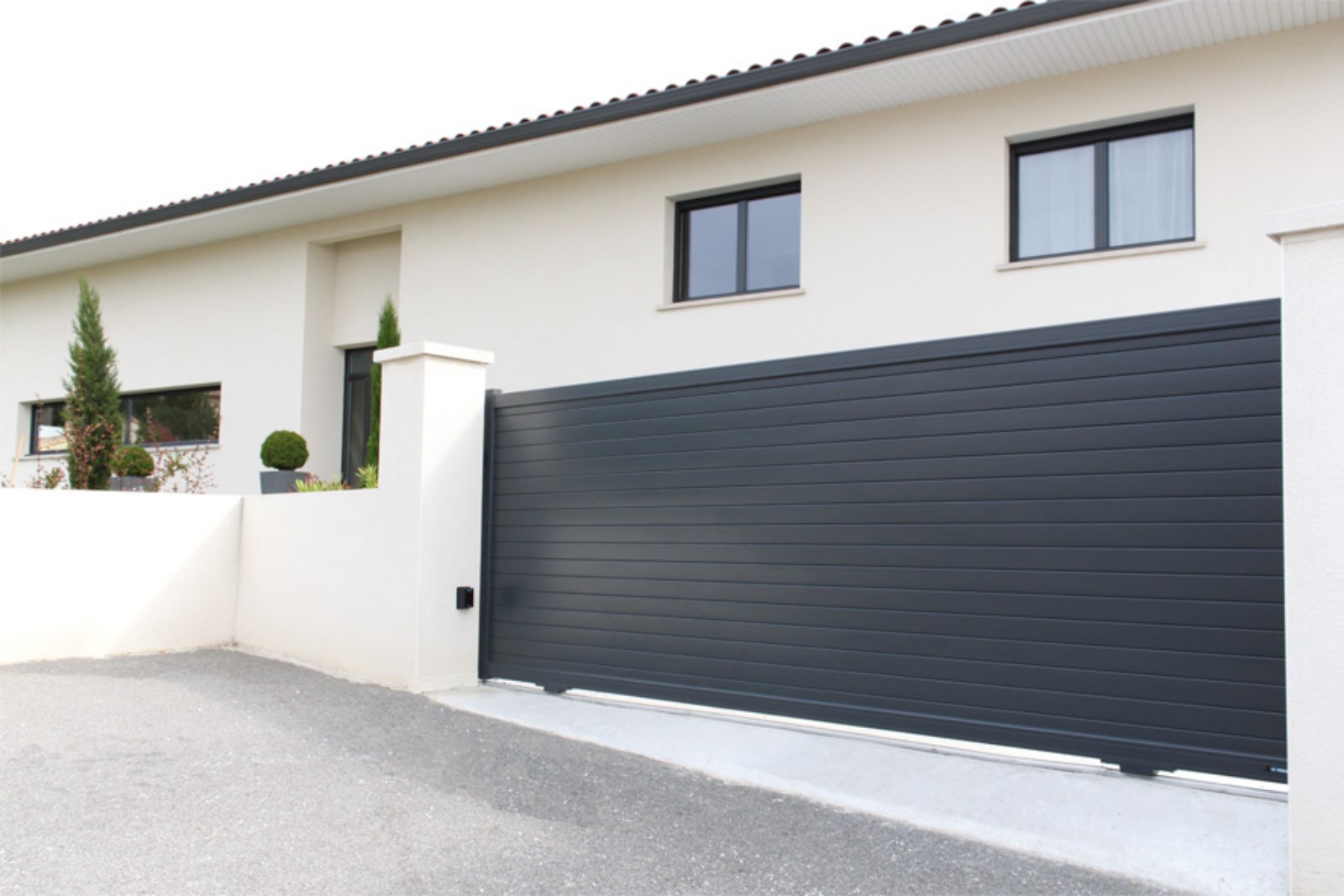 Conception et installation d'un portail coulissant sur mesure à Bandol VAR