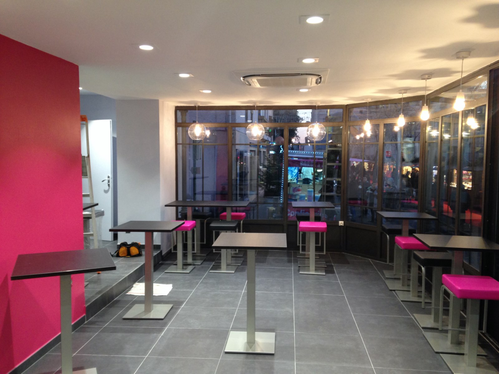 Pose d'une véranda pour agrandissement d'une Boulangerie à La Garde